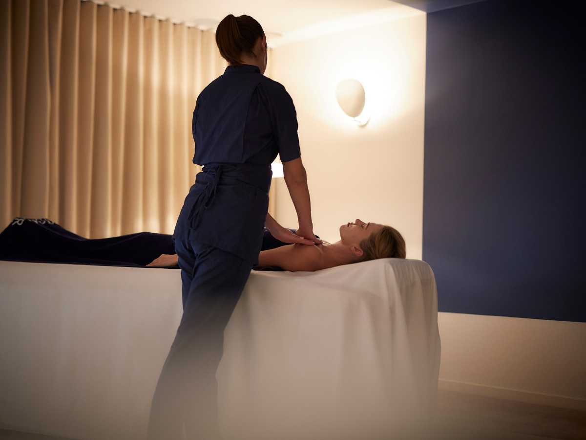 Estetista durante trattamento professionale in cabina